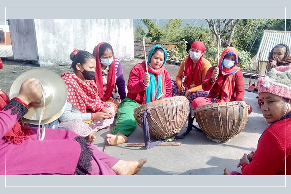 पञ्चेबाजा घन्काउँदै आम्दानी गर्न कस्सिएका आँटिला महिला