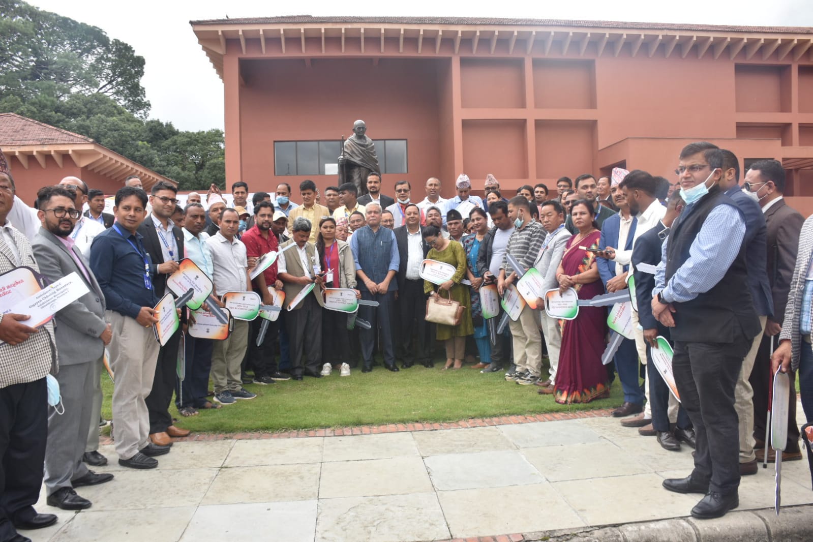 भारतले अनुदानमा दियो ७५ एम्बुलेन्स र १७ स्कुल बस