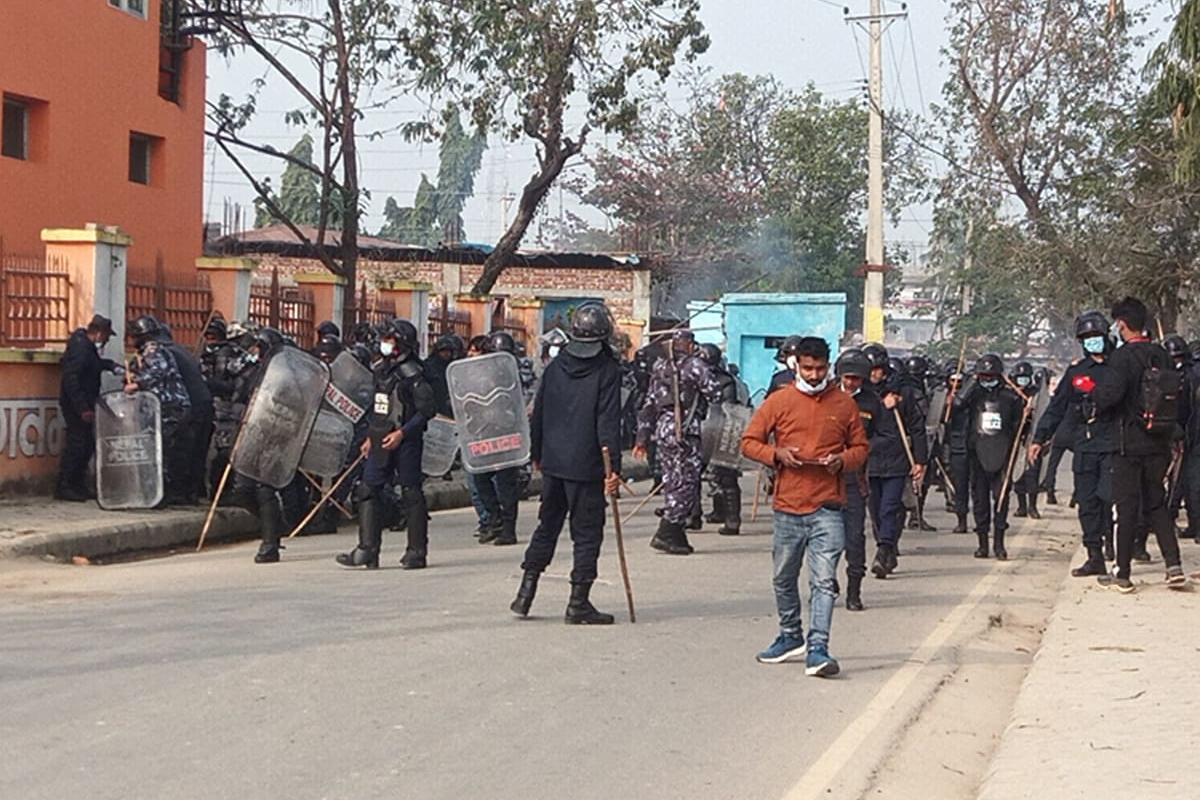 जनमत पार्टीका कार्यकर्ता र प्रहरीबीच झडप (सात तस्बिरमा)