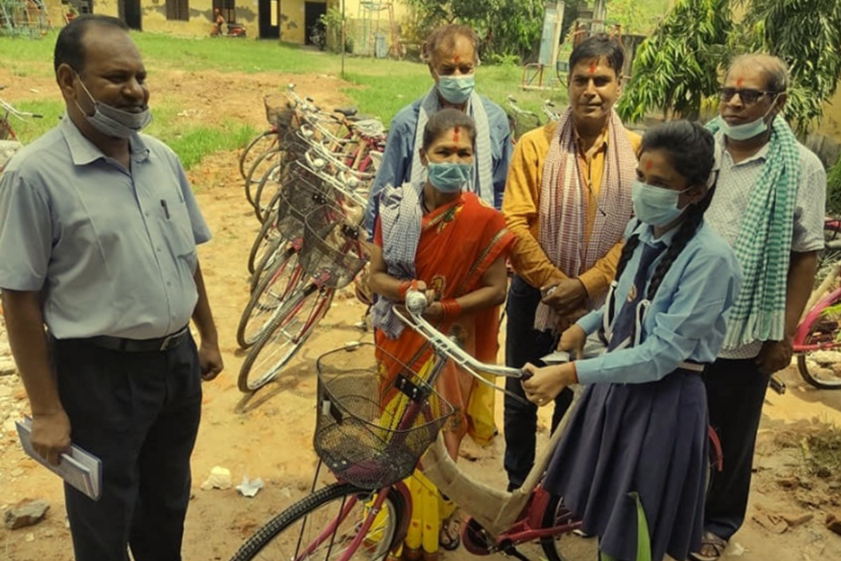 रेल्वे माविका छात्राहरुले पाए साइकल