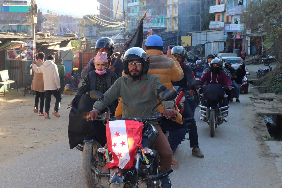 अवैध अधिवेशनमार्फत ठेकेदारलाई सभापति बनाएको भन्दै डडेल्धुरामा विरोध प्रदर्शन