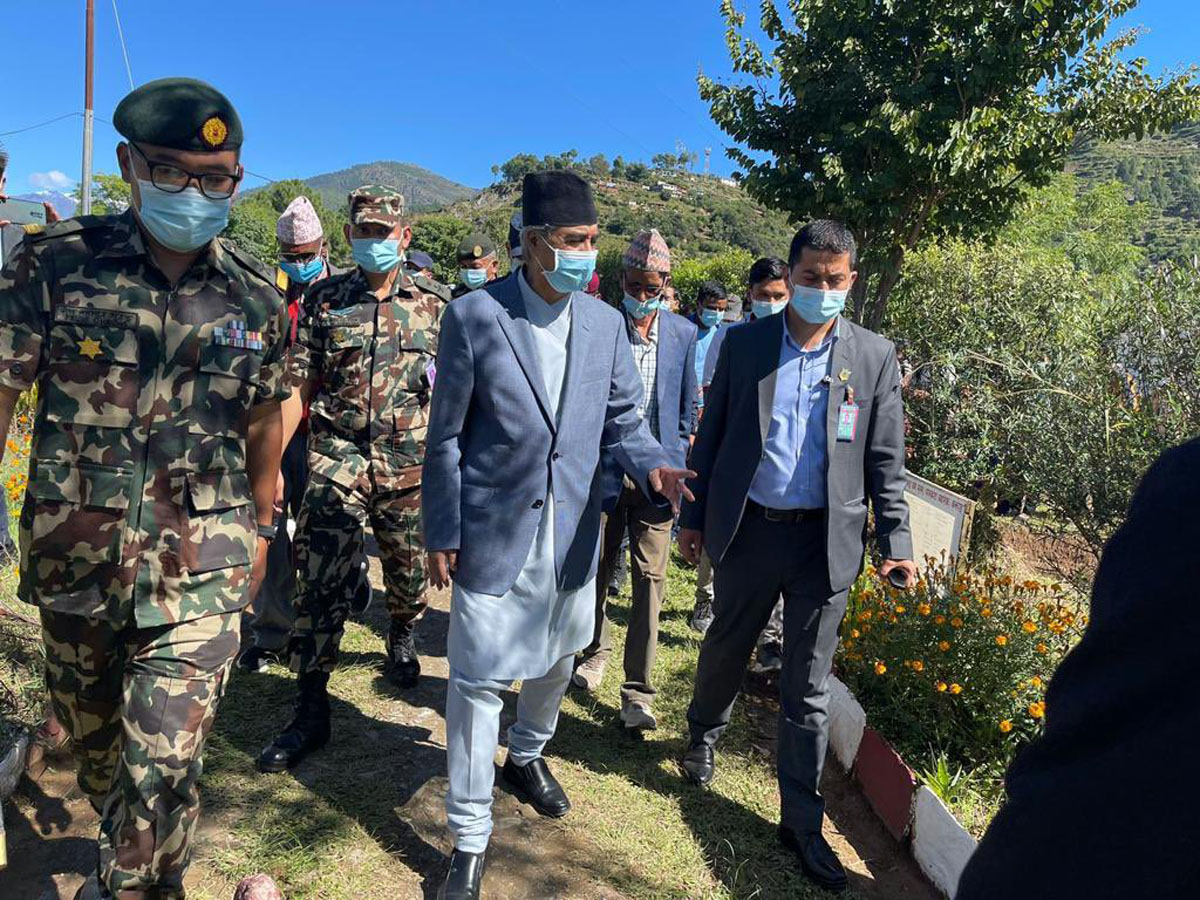 बझाङमा बाढीपहिरोको क्षतिबारे जानकारी लिँदै प्रधानमन्त्री देउवा