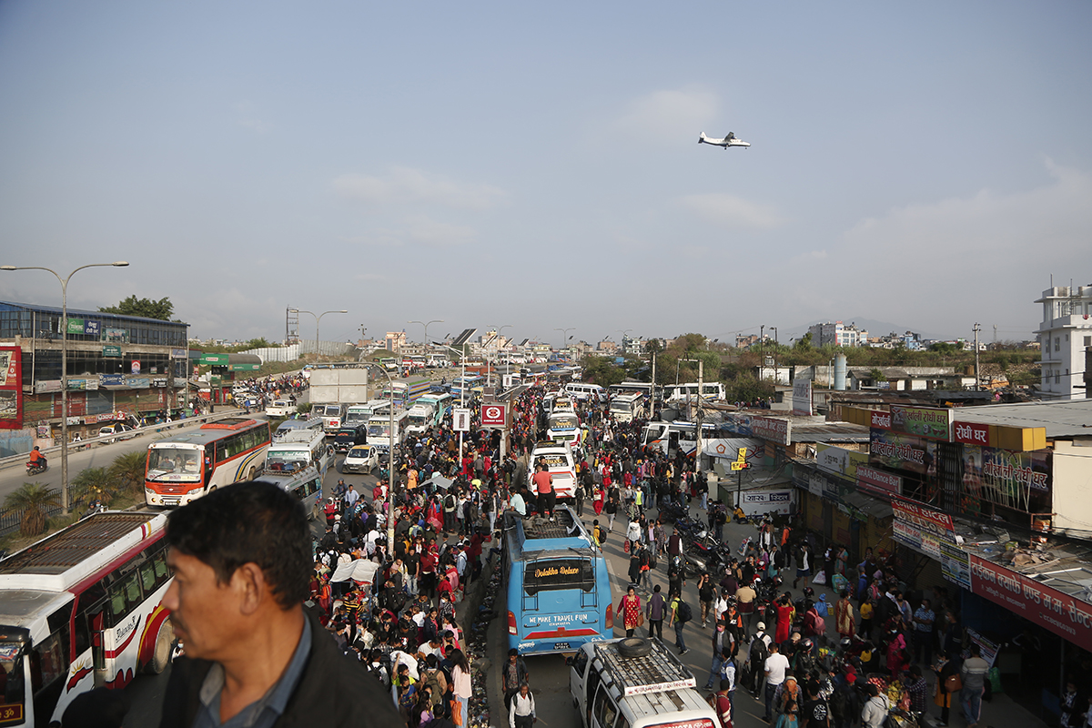 भोट हाल्न काठमाडौं छाड्नेको भीड : बसपार्कदेखि थानकोटसम्म जे देखियो [तस्बिरहरू]