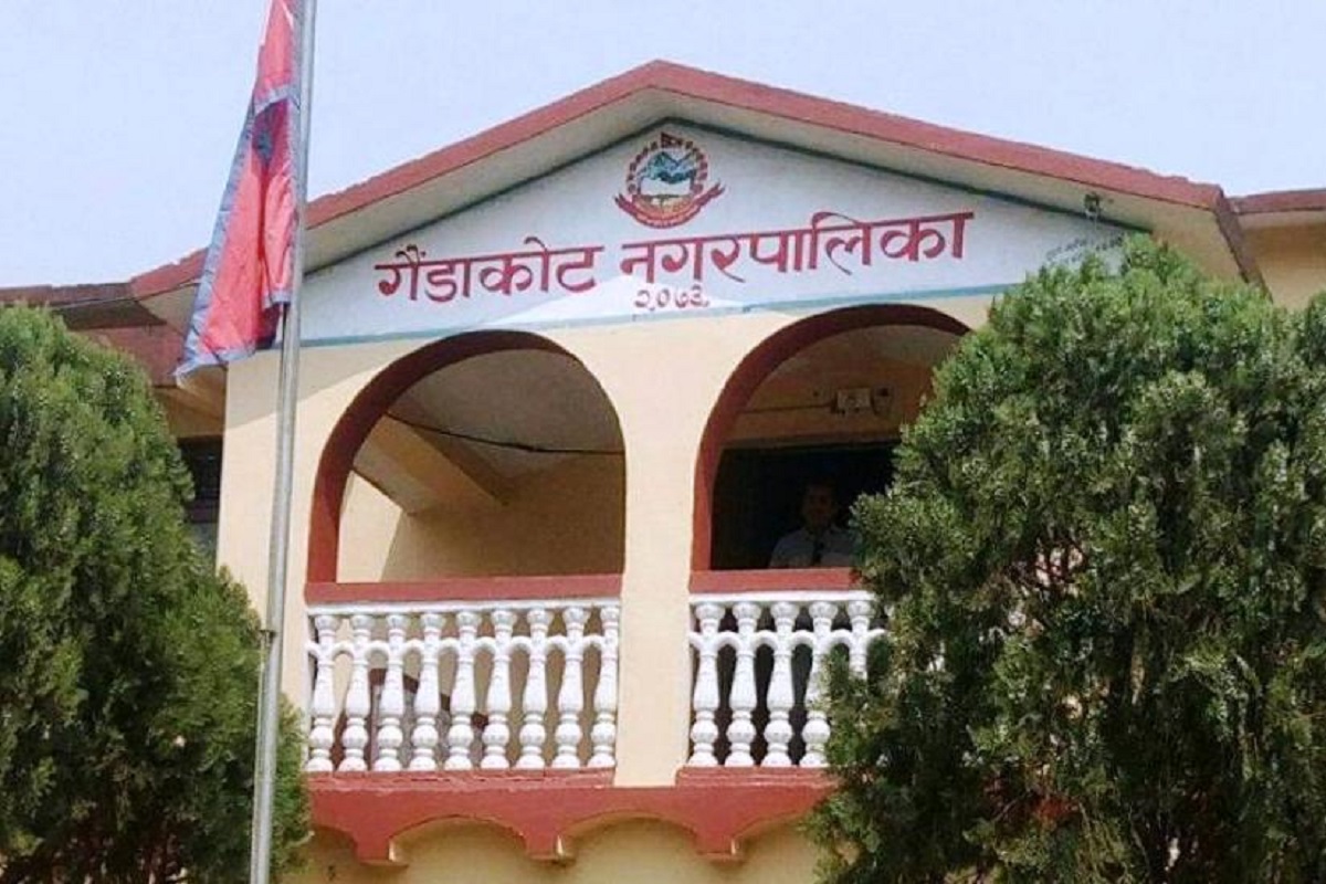 गैंडाकोटका महिला स्वास्थ्य स्वयंसेविकालाई बाँडिँदै लाख