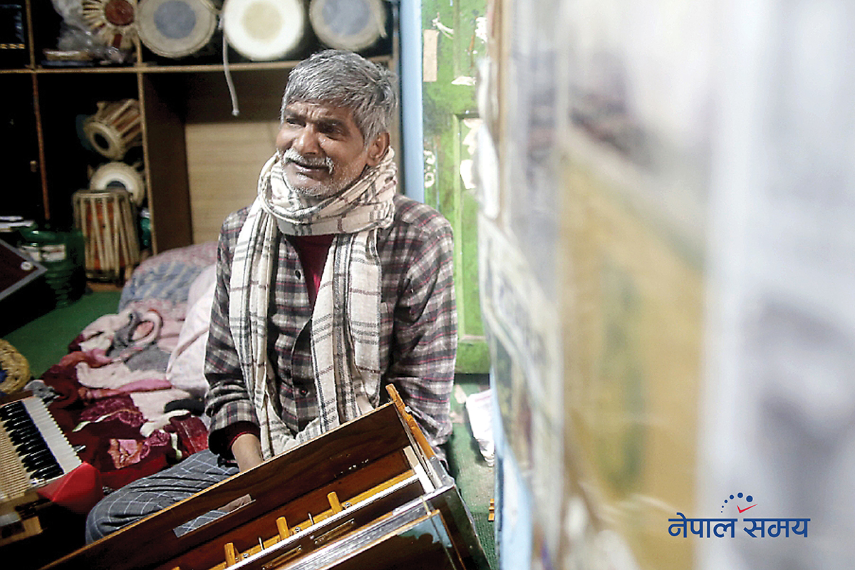 हार्मोनियम उस्ताद हरेराम, जो नारायण गोपालसँग संगीतसँगै मदिराको लतमा परे