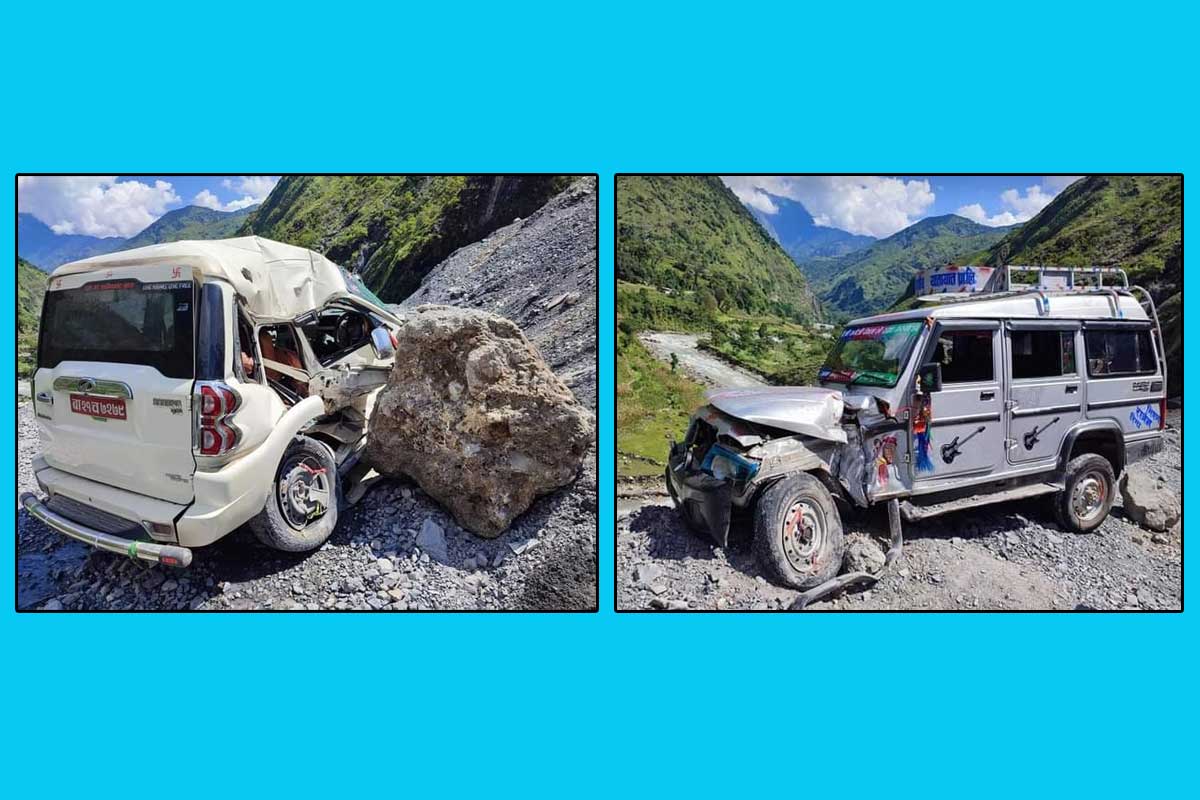 सडकमाथिबाट खसेको ढुंगा लागेर जिपमा क्षति