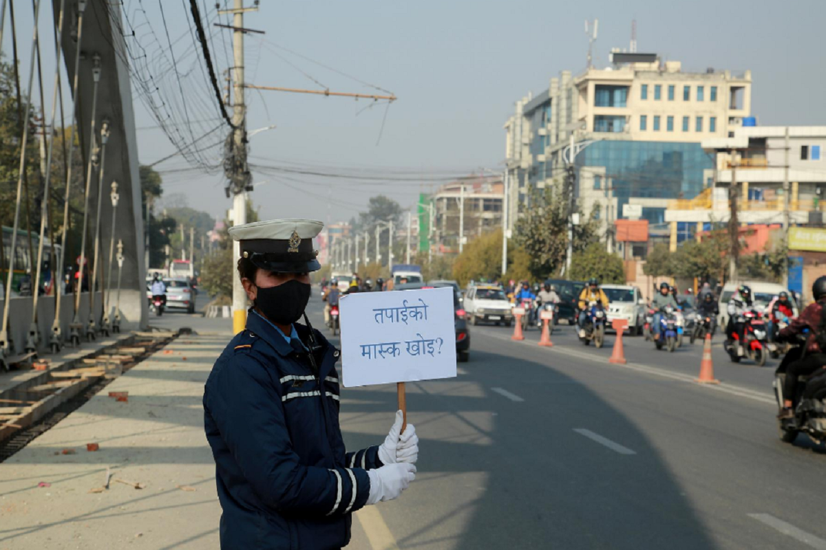कोरोना जोमिख बढेसँगै ट्राफिकले थाल्यो तपाईंको मास्क खोइ अभियान?