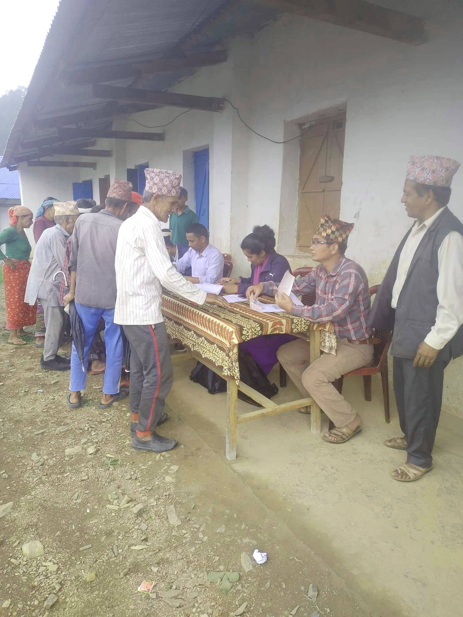 सामाजिक सुरक्षा भत्ता वितरण गर्न मेयर गाउँ–गाउँमा