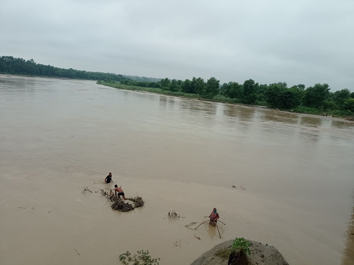 मोहना नदी तर्ने क्रममा युवक बेपत्ता