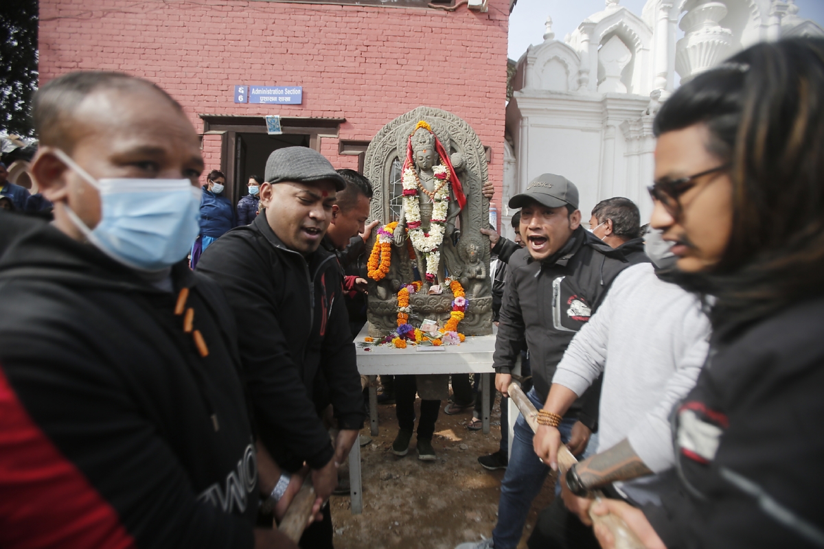 ४४ वर्षपछि यसरी हस्तान्तरण भयो पद्मपाणि लोकेश्वरको मूर्ति [१० तस्बिरमा]