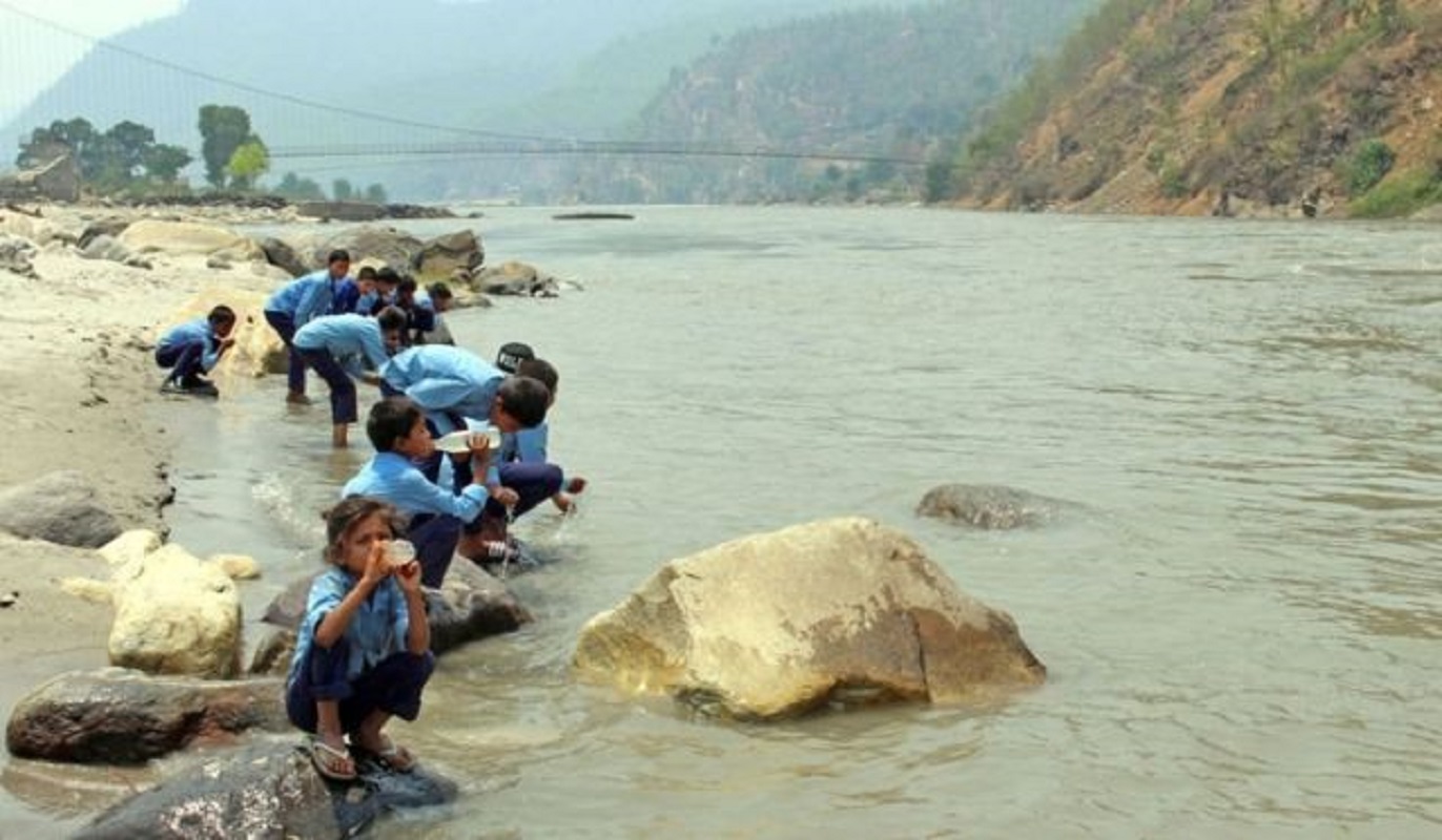 बाढीले खानेपानीको मुहान बगाउँदा दूषित पानी पिउन बाध्य छन् डोटीवासी