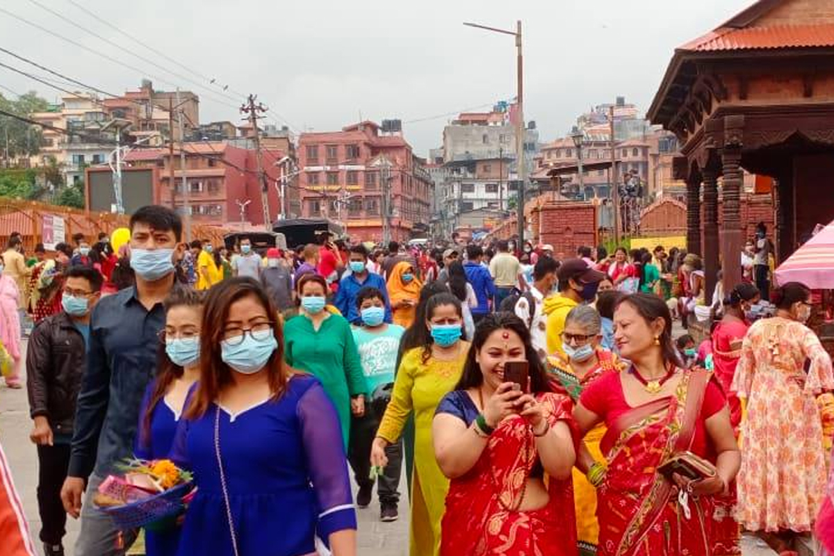 मन्दिर बन्द भए पनि पाशुपत क्षेत्रमा भक्तजनको घुइँचो [फोटो फिचर]
