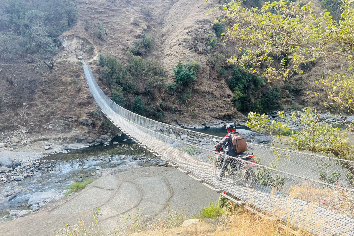 झोलुंगे पुलमा मोटरसाइकल यात्रा