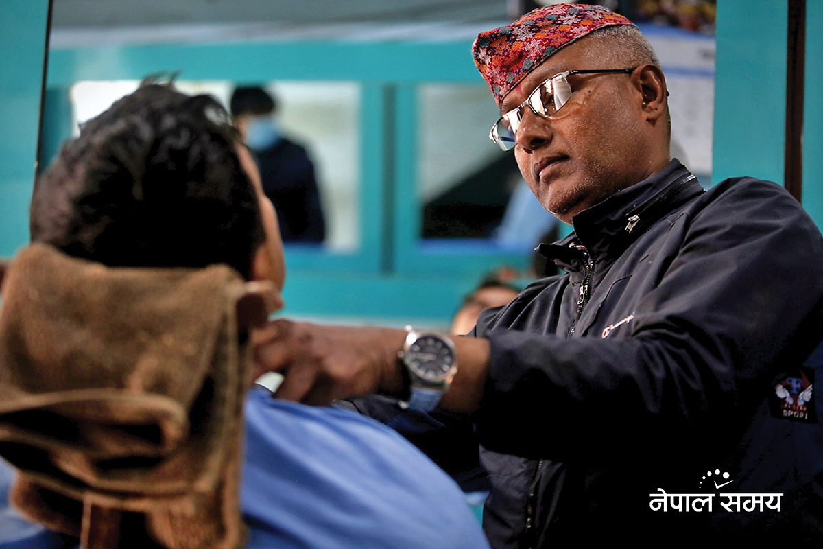 दरबारमा कपाल काट्ने तेस्रो पुस्ता महेन्द्र ठाकुर, जसले राजपरिवारसँग खिचेका तस्बिर बागमतीमा बगाए