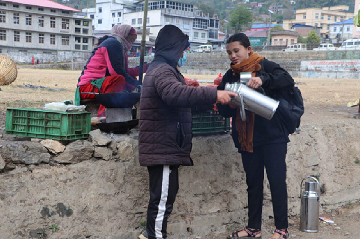 २० वर्षे विपना, जो थर्मसको चिया बेचेरै महिनाको ९० हजार कमाउँछिन्