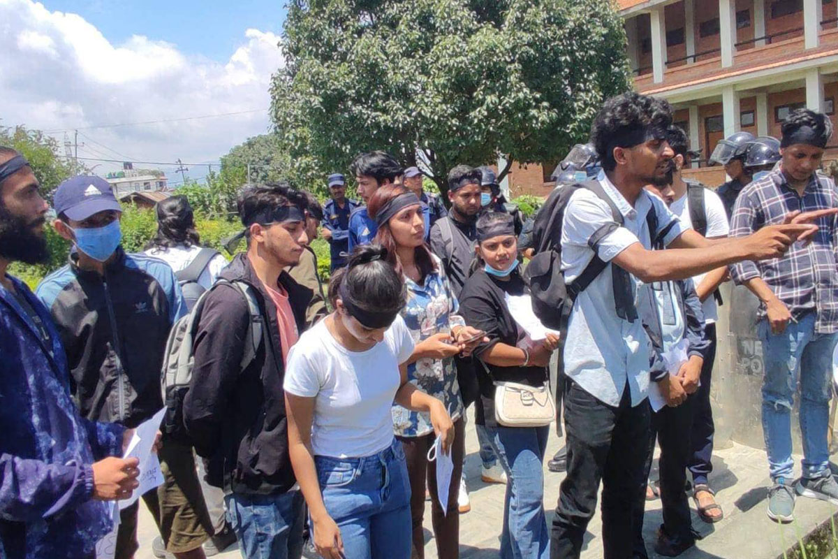 त्रिवि व्यवस्थापन संकायको डीन कार्यालयमा विद्यार्थीको विरोध प्रदर्शन