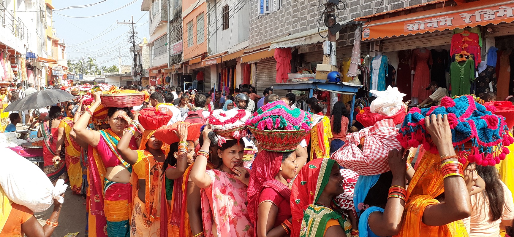 जनकपुरधामको राजदेवी मन्दिरमा 'खोँइछ भरी' गर्ने श्रद्धालुको भीड [तस्बिरसहित]